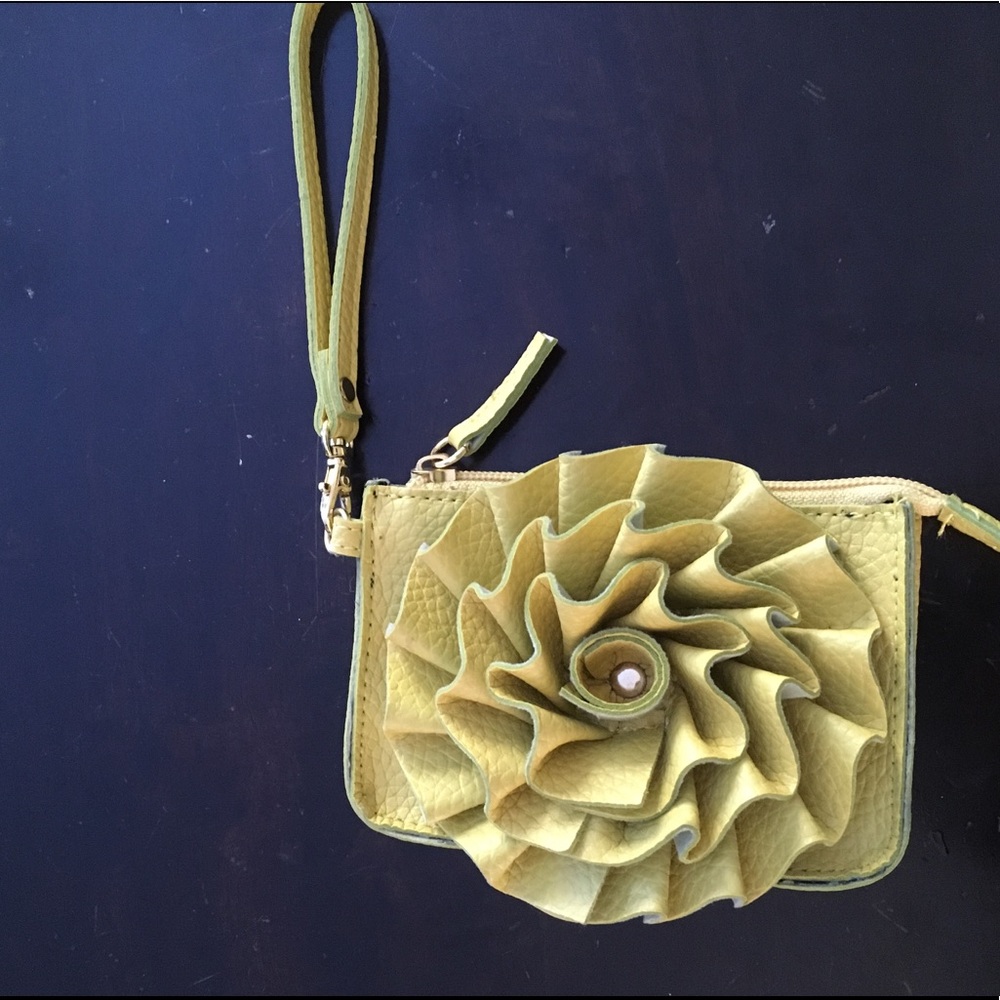 Adorable yellow purse!🌼
